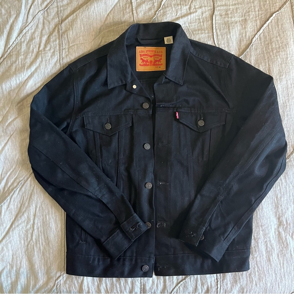 Levi’s men’s dark blue wash denim jacket - size medium